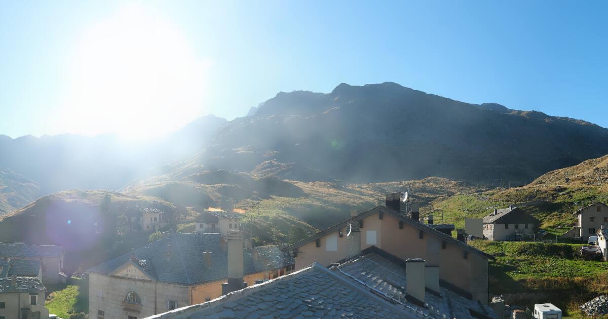 Dogana di Montespluga – area doganale (Superwebcam Panomax) — Updated 2026-09-04 09:12