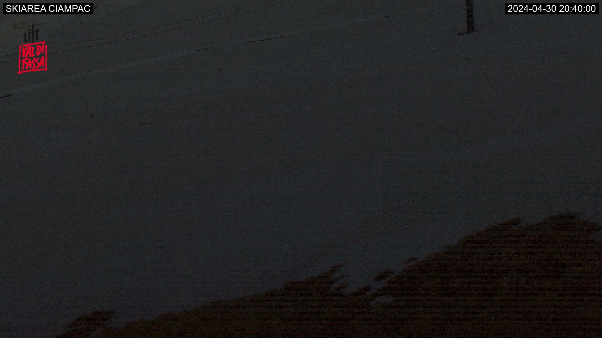 Interaktive Webcam Alba di Canazei - Ciampac - Höhenlage: 2.100 m<BR>Position: Ciampac <BR>Aussichtspunkt: interaktive Webcam. Livebilder der Pisten und Aufstiegsanlagen des Skigebietes Ciampac (Zone Val di Fassa/Karerpass). Gipfel und Bergkuppeln: von links Sella Brunech, Crepa Neigra, die Türme des Sella mit dem Sass Pordoi (in der Mitte) ...