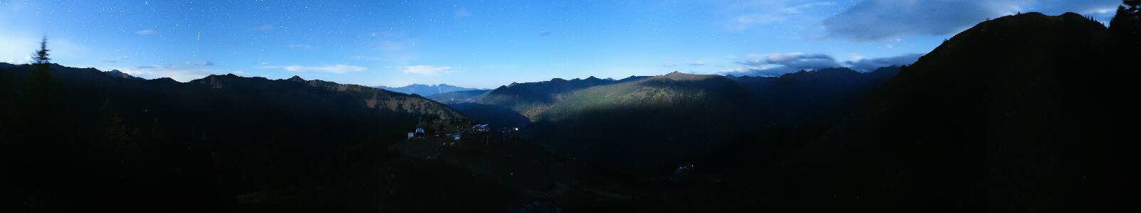 Livebild Riesneralm: Panorama Skigebiet und Skihütte Hochsitz